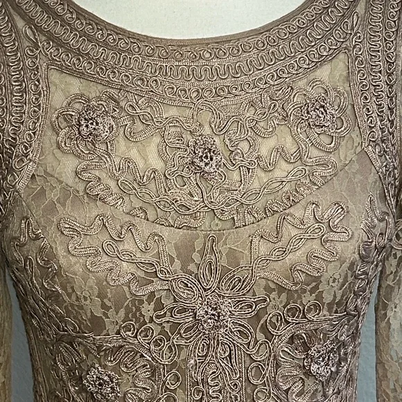 Sue Wong Nocturne Crochet Lace ribbon and rosette mesh sheath Beige dress size 2